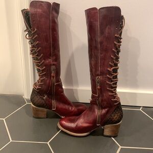 Freebird Carver Size 10 in burgundy/wine color